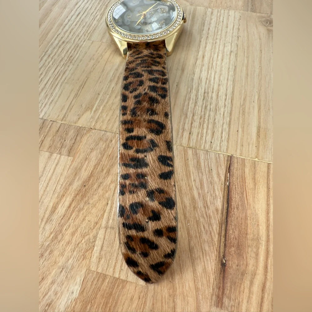 Guess ladies gold tone leopard print watch NEW BATTERY